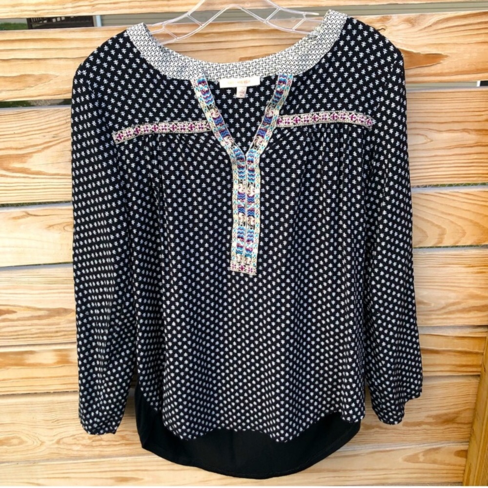 🌟 3/$15 Boho floral embroidered hi-lo v-neck women’s bohemian blouse top size M